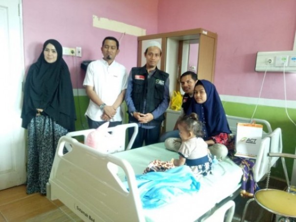 Tim ACT Riau bertemu Andini yang harus merawat adiknya yang tengah sakit di RSUD Selasih, Pelalawan, Riau. Foto: nof