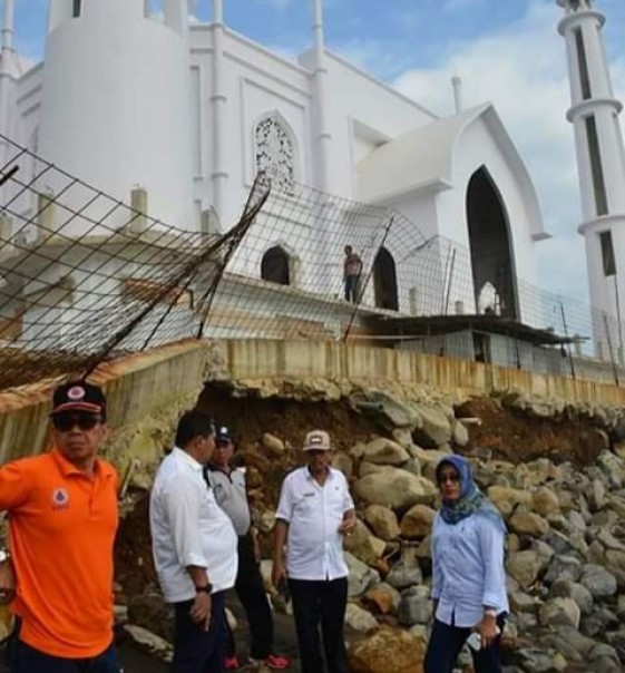 Masjid baru yang terletak di pantai Muaro kota Padang Sumatera Barat (Dok. Langgam.id)