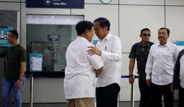 Pertemuan Jokowi-Prabowo di stasiun MRT Lebak Bulus, Jakarta