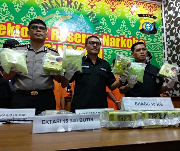 Perwira Polda Riau memperlihatkan barang bukti narkoba