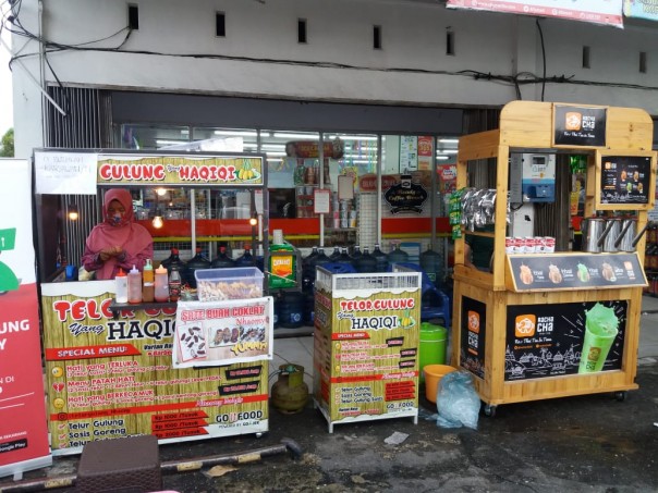 Tenan-tenan di depan toko Alfamart Jalan Adisucipto Pekanbaru