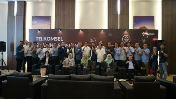 Jajaran Management Telkomsel bersama para pelanggan korporasi dalam acara Telkomsel Sharing Session di Batam hari ini (21/8/2019). /istimewa.