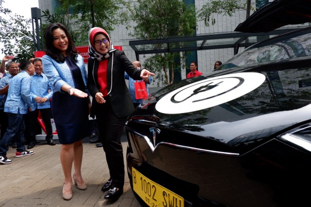 Direktur Utama Telkomsel Emma Sri Martini dan Direktur Utama PT Blue Bird Tbk Noni Purnomo saat melakukan ujicoba IoT Bluebird kerja sama pemanfaatan layanan solusi bisnis korporasi Telkomsel berbasis teknologi IoT di Jakarta, (26/8). 