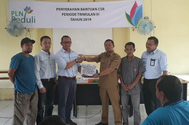 Manajemen Unit Layanan PLTA Koto Panjang serahkan dana CSR PLN Peduli secara simbolis ke Desa Merangin Kecamatan Kuok, Kabupaten Kampar 