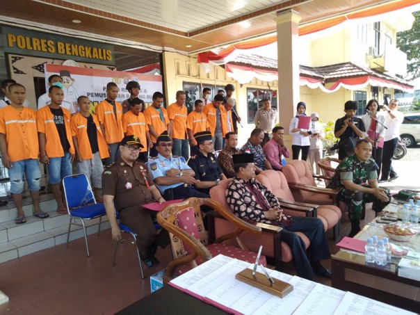 10 orang tersangka sabu (foto Riau24.com)