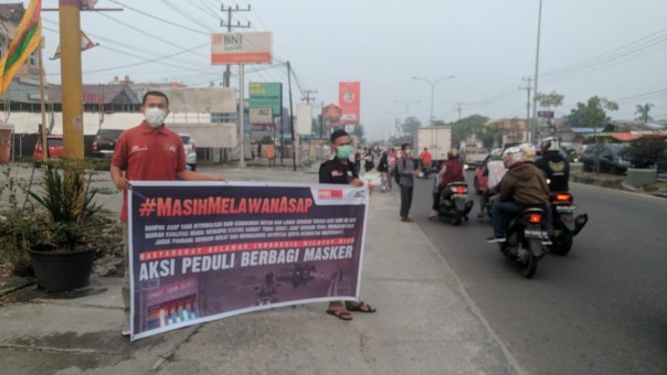 Tim MRI Riau dan ACT Riau bagikan masker pada Selasa (10/9/2019) di Jalan HR Soebrantas Pekanbaru.