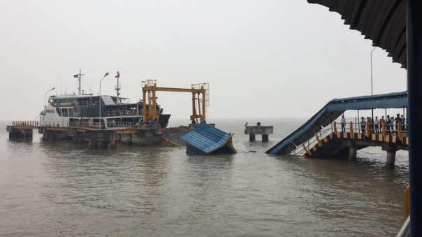 Dermaga Pelabuhan Tanjung Buton ambruk