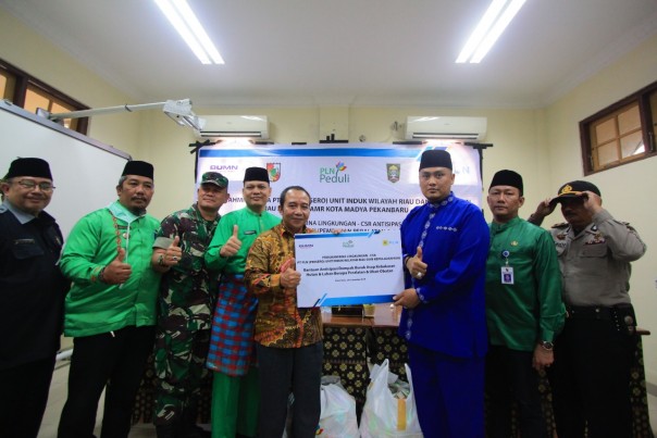 PT PLN (Persero) UIW Riau dan Kepri serahkan bantuan peduli bencana asap ke LAMR Pekanbaru pada Jumat (20/9/2019) 