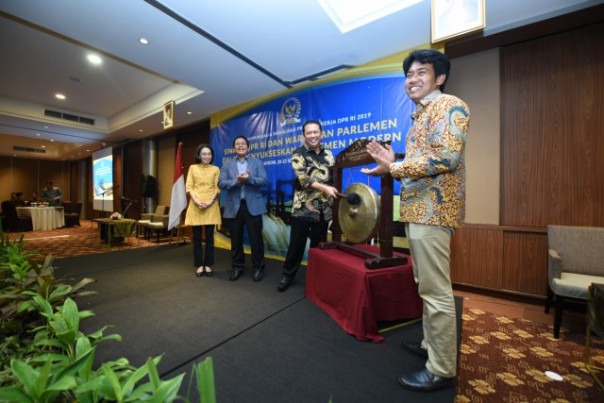 Ketua DPR RI Bambang Soesatyo membukan FKSPK 2019 didampingi Sekjen DPR RI, Deputi Persidangan, dan Ketua Wartawan Koordinatoriat Parlemen. Foto: Kresno/sf  
