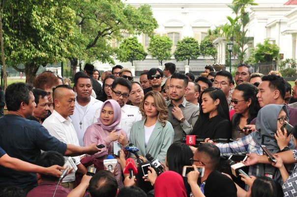 Sejumlah musisi menjawab wartawan di Istana Presiden
