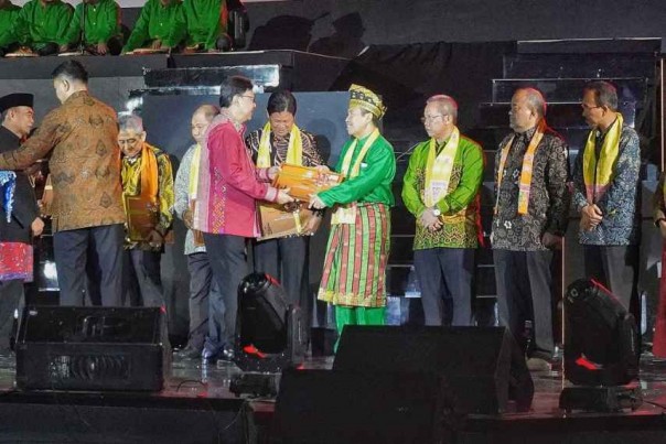 Gubernur Riau menerima enam sertifikat WBTB