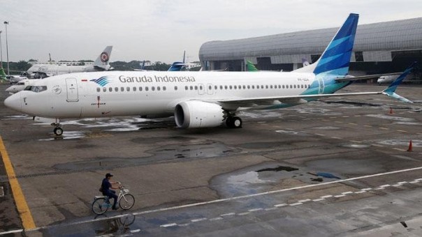 Tiga pesawat Boeing 737 NG milik Garuda dan Sriwijaya Air dilarang terbang