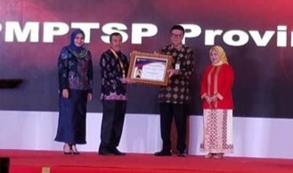 Gubernur Riau, Syamsuar menerima penghargaan sebagai role model Penyelenggara Pelayanan Publik Kategori Pelayanan Prima dari Kemenpan RB di Batam pada Kamis (7/11/2019) di Batam