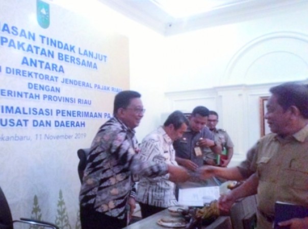 Gubernur Riau dan Kakanwil Ditjen Pajak usai rapat tertutup di kediaman Gubernur, Senin (11/11/2019)