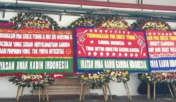 Kiriman papan bunga berjejer di kantor Kementerian BUMN Jakarta