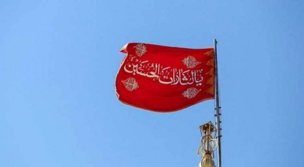 Bendera merah Iran berkibar di masjid Jamkaran, Qum.