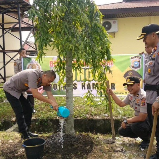 Polres Kampar bersama Pemkab Kampar dan TNI sukseskan Gerakan Menanam Pohon di Kabupaten Kampar pada Jumat (10/1/2020)
