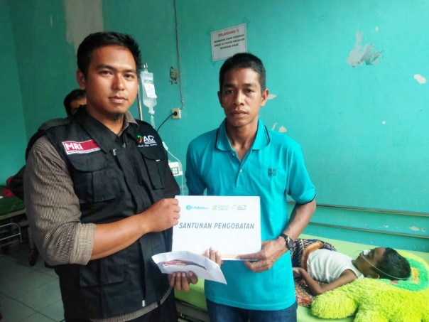 Tim MRI wilayah Kuansing dan ACT Riau salurkan bantuan untuk Ziqri. 