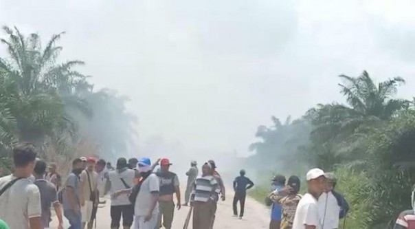 kelompok tani di Desa Godai, Langgam, Kabupaten Pelalawan, Riau melakukan protes 