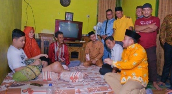 Bupati Kampar H. Catur Sugeng Sutanto, SH Bersama Kepala Dinas Kesehatan Kampar Dedy Sambudy mengunjungi Marwan yang mengidap tumor tulang di Desa Pulau Jambu (07/02/2020).