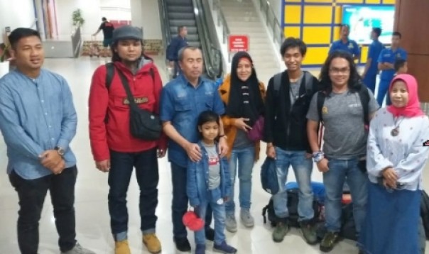Mahasiswa asal Riau yang berkuliah di Wuhan disambut Gubernur Riau Syamsuar dan Kadiskes Riau Mimi Yuliani di Bandara SSK II Pekanbaru.