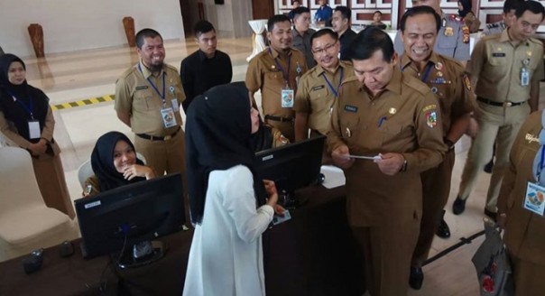 Walikota Pekanbaru, Firdaus memantau peserta seleksi CPNS di SKA co Ex Pekanbaru, Senin (17/2/2020).