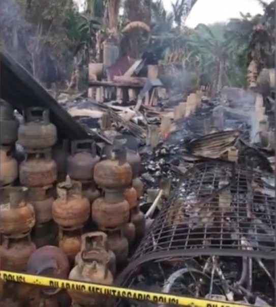 8 Unit Rumah Warga Hangus Dilalap Api, Terdapat Mobil , Sepeda Motor dan Puluhan Tabung Gas Elpiji 8 Unit Rumah Warga Hangus Dilalap Api, Terdapat Mobil , Sepeda Motor dan Puluhan Tabung Gas Elpiji
