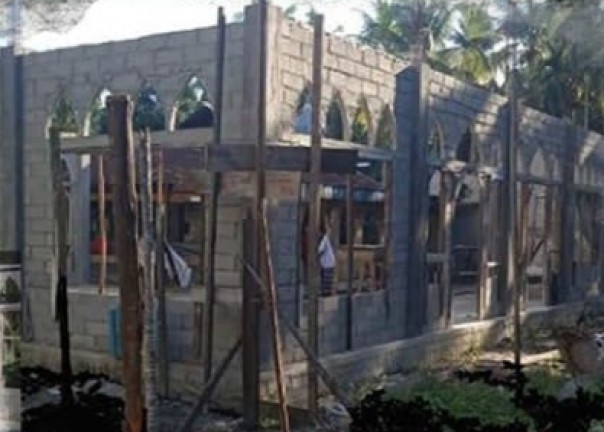 Proses pembangunan Masjid di Dusun Parit Bekang Pelalawan.