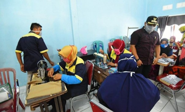 Proses pembuatan masker di Aula kantor Desa Pulau Birandang, Kampar. (Ist).