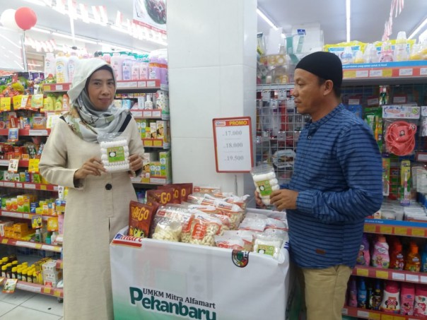 Elsa Snack salah satu produk usaha rumahan yang diproduksi oleh Endang Sri Indrayani. UKM asal Pekanbaru ini merasa senang dan terbantu dengan pola kerjasama dengan Alfamart, karena kemudahan dalam proses kemitraannya.