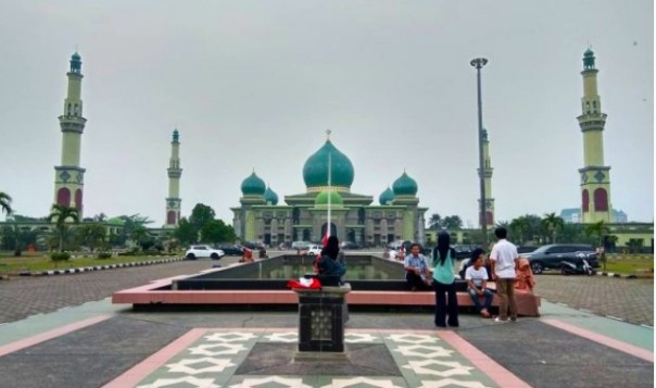 Aktifitas olahraga di halaman Masjid An-Nur Pekanbaru. 