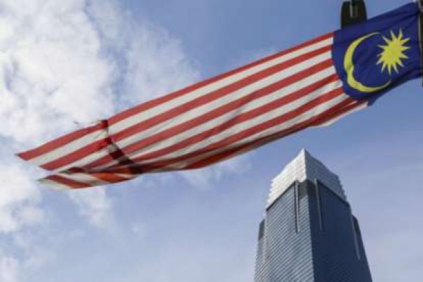 Ilustrasi Bendera Malaysia di pusat bisnis Kuala Lumpur. 