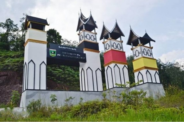 Salah satu gerbang masuk provinsi Sumatera Barat.
