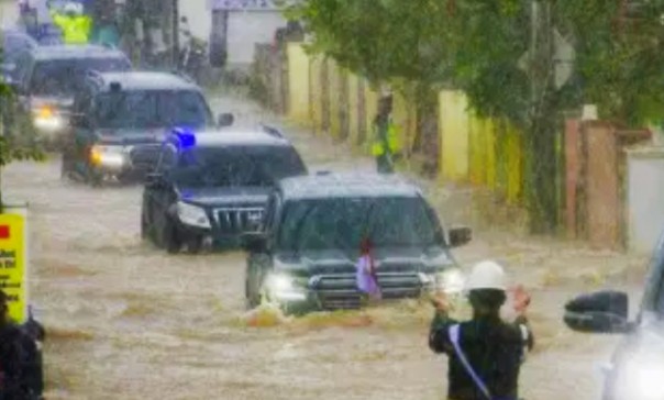 Rombongan mobil kepresidenan saat melibas banjir di Kalimantan Selatan.