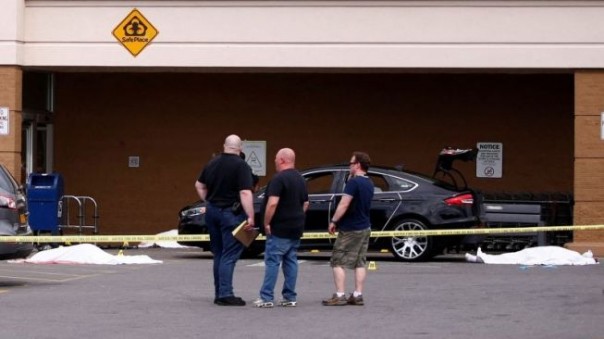 Petugas mengamankan lokasi penembakan bermotif rasial di TOPS supermarket di Buffalo, New York, AS, Sabtu (14/5/2022)