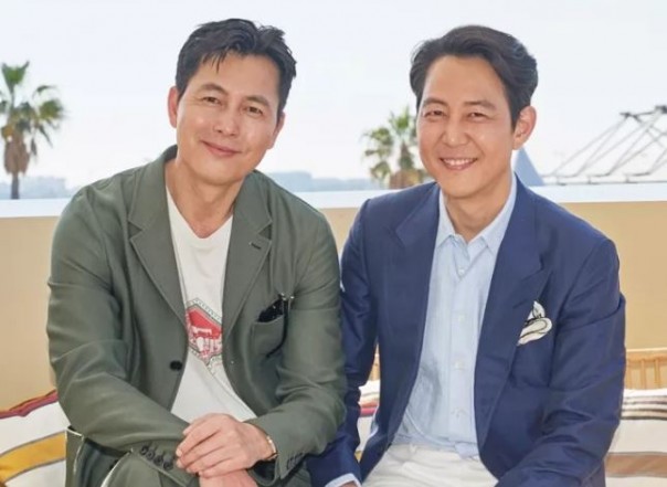 Lee Jung Jae dan Jung Woo Sung Bergabung dengan Klub Kehormatan Asosiasi Bantuan Bencana Hope Bridge Sebagai Donatur Utama
