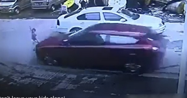 Tragic, a man too focusing on hearing his phone, makes his son was hit by a car