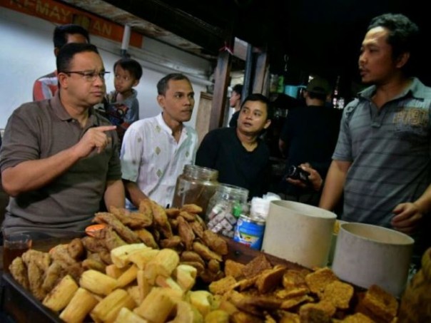 Anies Baswedan menikmati ketan susu di Kemayoran, Jakarta. Foto: int 