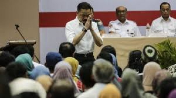 Pendiri Lion Air Group, Rusdi Kirana membuat isyarat permintaan maaf kepada ratusan anggota keluarga korban kecelakaan pesawat JT610 selama konferensi pers yang diadakan di Jakarta pada hari Senin untuk membahas kemajuan pengambilan pesawat.
