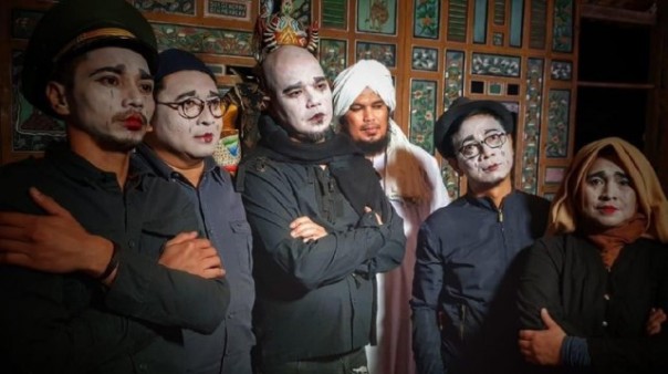 Fadli Zon dan kawan-kawan berdandan ala pantomim saat menggarap klip lagu 'Tangan Besi'. Foto: int 