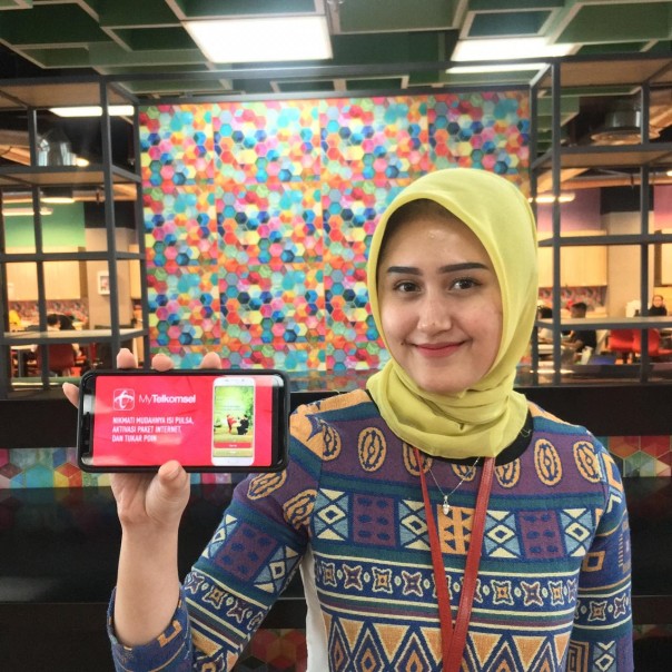 Karyawan Telkomsel perlihatkan aplikasi MyTelkomsel yang bisa berikan kemudahan akses layanan bagi para pelanggannya pengguna smartphone dan tablet. 