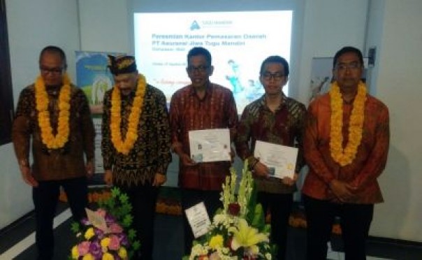 Petinggi PT Asuransi Jiwa Tugu Mandiri berpose bersama saat meresmikan kantor baru