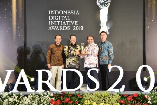 Ketua DPR RI Bambang Soesatyo menerima penghargaan IDIA 2019. 