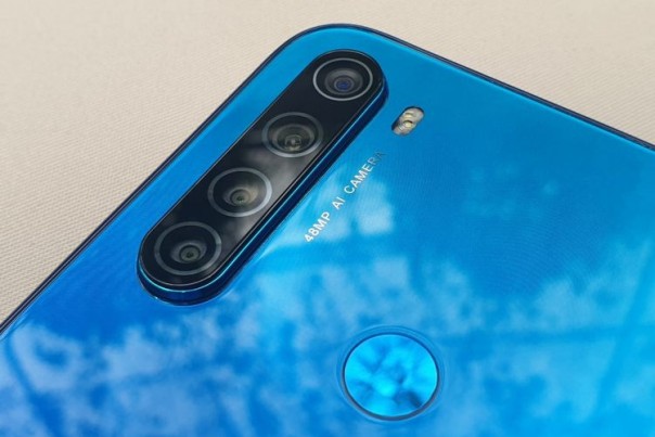 Empat kamera belakang Redmi Note 8 yang tersusun vertikal. Di sebelah modul kamera tersemat LED flash dengan keterangan 48MP AI Camera yang merujuk ke resolusi kamera utama.  