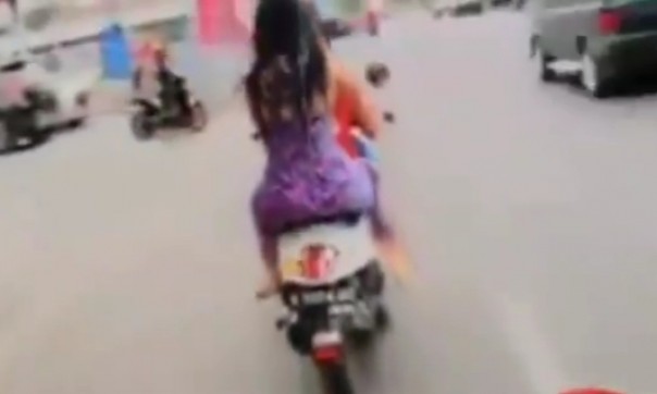 Unggahan video yang viral, dua wanita melakukan keramas sambil mengendarai sepeda motor.