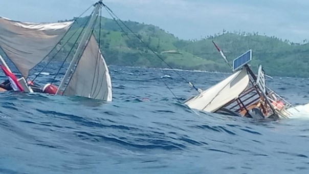 Kapal terbalik di Perairan Labuan Bajo, Nusa Tenggara Timur, Selasa (21/1/2020). /Ist