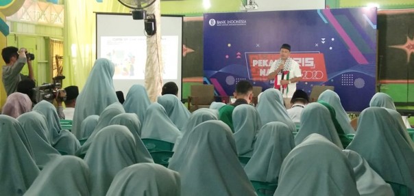 Kantor Perwakilan (KPw) Bank Indonesia Provinsi Riau perkenalkan QRIS kepada santri dan santriwati Al Ihsan Boarding School pada Kamis (12/3/2020)