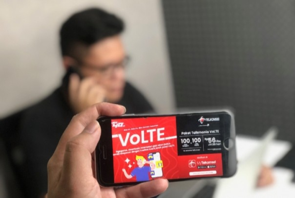 Layanan VoLTE, layanan telepon dengan basis jaringan 4G LTE, di mana pelanggan dapat menggunakan internet tanpa terputus saat melakukan panggilan telepon.