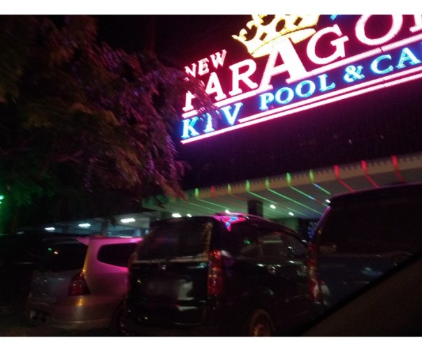 Tempat hiburan malam New Paragon Pub & KTV di Pekanbaru, ramai pengunjung, Rabu dini hari WIB. 