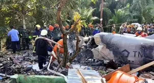 Ini penampakan Pesawat tempur TNI AU yang jatuh dekat pemukiman warga di Kecamatan Siak Hulu, Kabupaten Kampar, Senin pagi.  